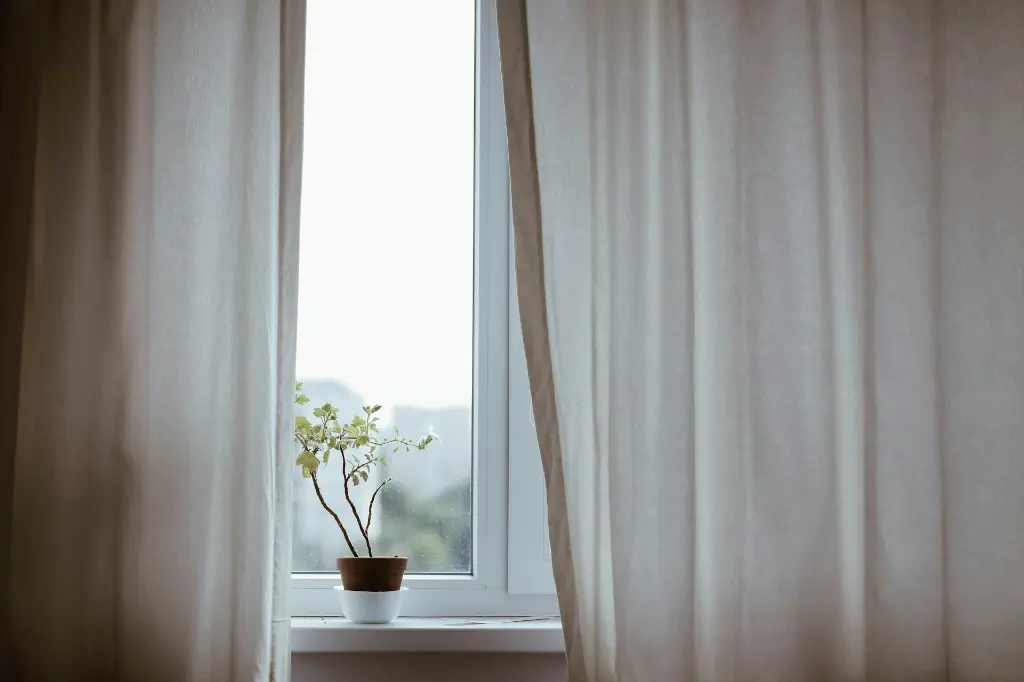 unsplash_Q4PvX80itZ0_curtain.jpg.jpg.webp